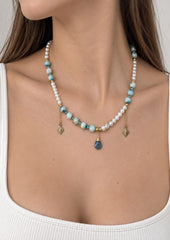 Collar Perlas y Piedras Azules con Cadena Enredada